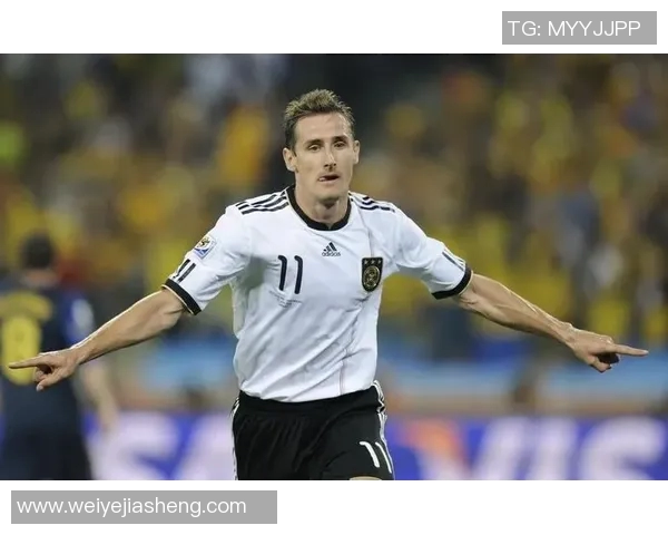 全球足坛十大传奇球星风采展示 每一位都堪称足球历史的传奇人物