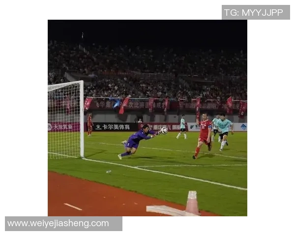 足球巨星手持相机定格赛场内外最真实动人瞬间